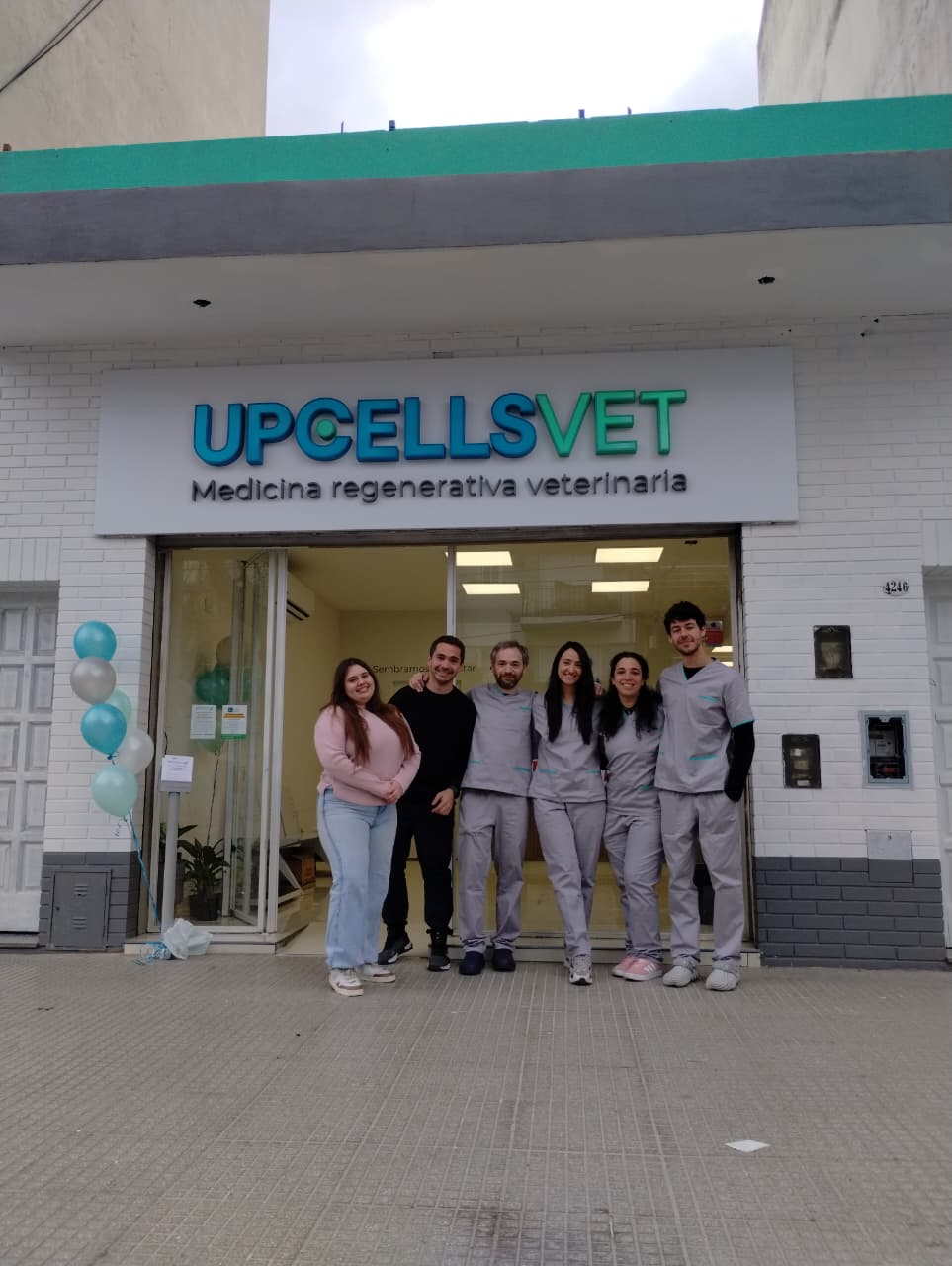 Equipo de UpCells Vet en la fachada de la clínica en Av. Olazábal